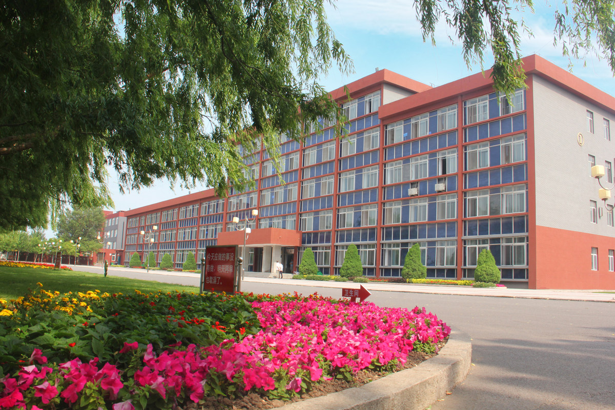 盘锦新兴中学,又称盘锦市新兴逸夫中学,是一所寄宿制封闭管理学校.